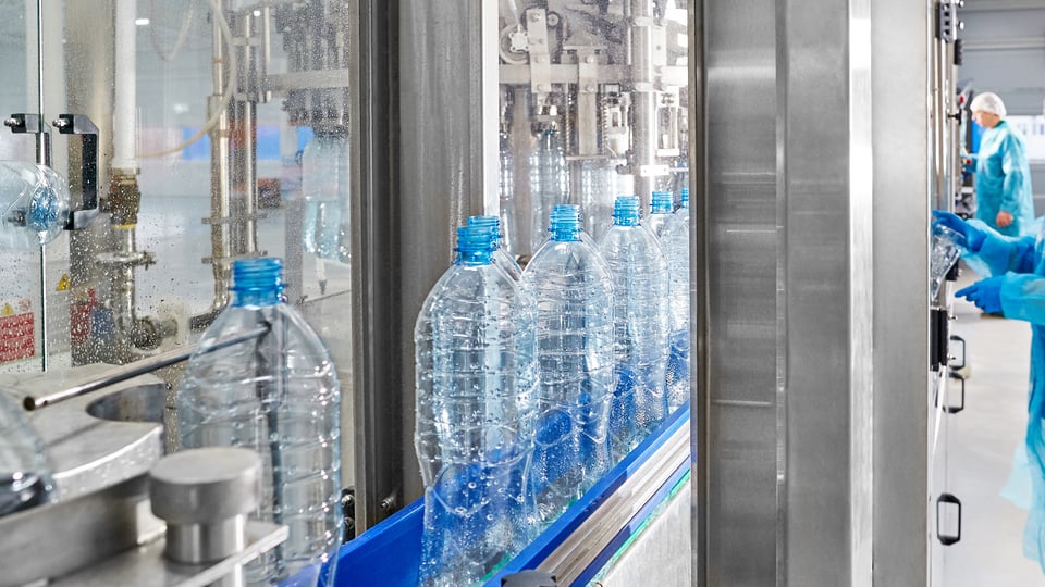 blow-modling-manufacturing-plastic-bottles